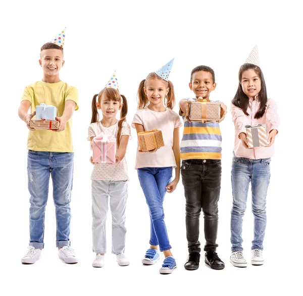 Crianças com presentes de aniversário no fundo branco — Fotografia de Stock