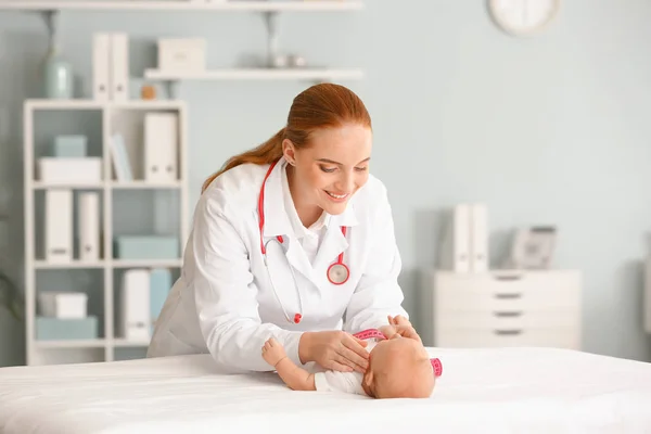 Pediatra examinando lindo bebé en la clínica — Foto de Stock