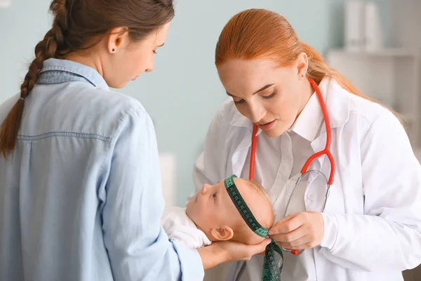 Nő kisbaba látogatás gyermekgyógyász klinikán — Stock Fotó