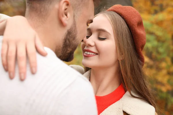 Liebendes junges Paar im Herbstpark — Stockfoto