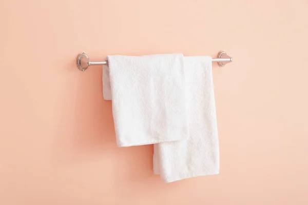 Miękkie ręczniki wiszące na ścianie — Zdjęcie stockowe