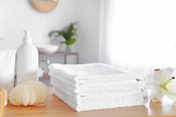 浴室桌上的软毛巾和化妆品 — 图库照片