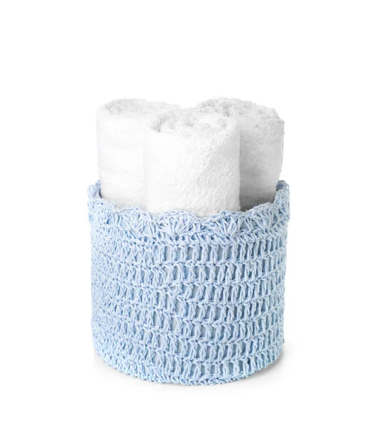 Cesta com toalhas limpas isoladas em branco — Fotografia de Stock