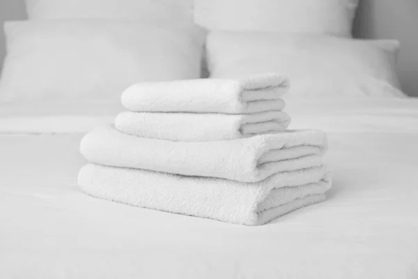 Toalhas macias limpas na cama — Fotografia de Stock