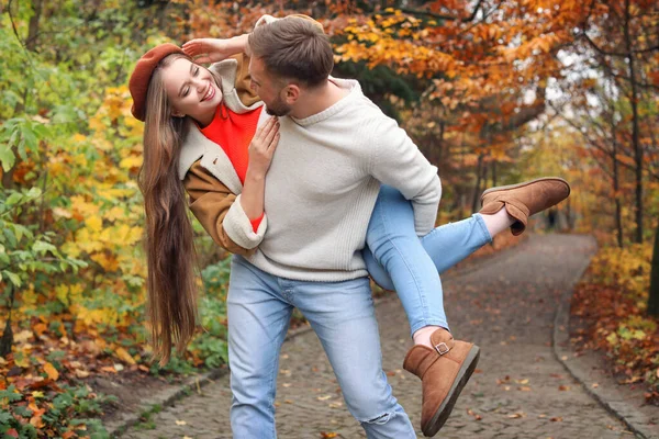 Amante jovem casal se divertindo no parque de outono — Fotografia de Stock