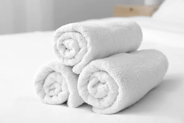 침대에 깨끗 한 부드러운 수건 — 스톡 사진