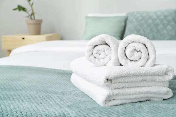 Чистые мягкие полотенца на кровати — стоковое фото