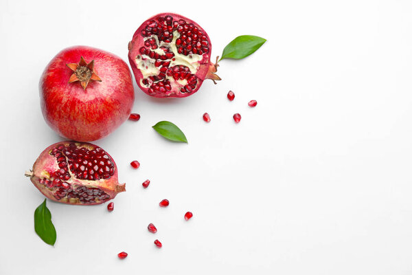 Спелые вкусные гранаты на белом фоне
