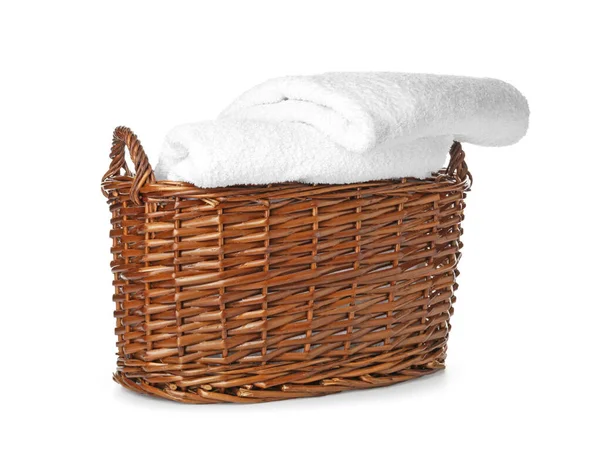 Weidenkorb mit sauberen Handtüchern isoliert auf weiß — Stockfoto