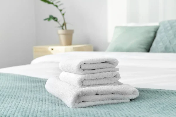 Clean soft towels on bed — Stock Photo, Image