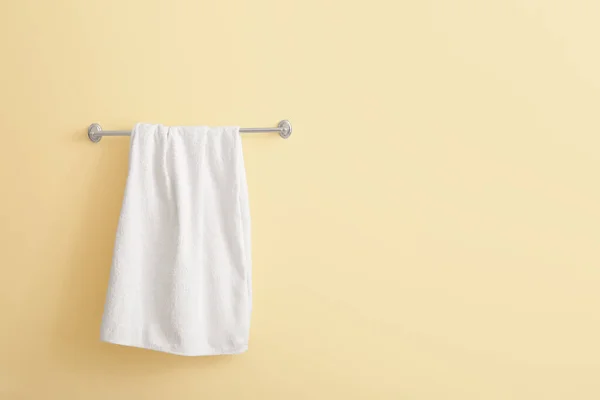 Měkký ručník visící na barevné stěně — Stock fotografie