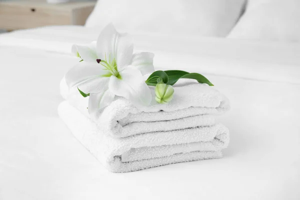 침대에서 부드러운 수건 과 꽃을 깨끗 이씻으라 — 스톡 사진