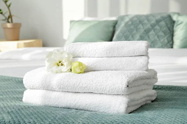 침대에 깨끗 한 부드러운 수건 — 스톡 사진