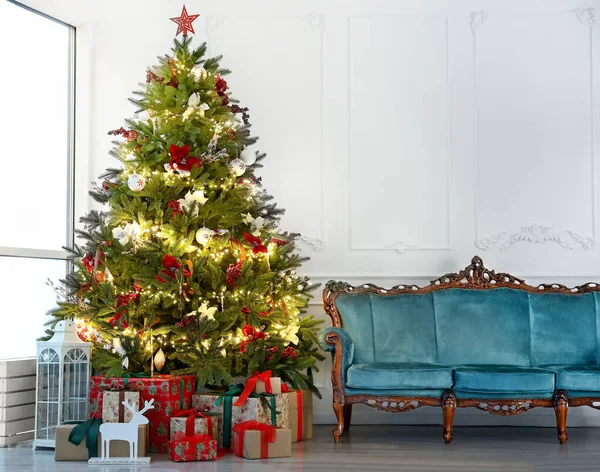 Interior da bela sala de estar com árvore de Natal decorada — Fotografia de Stock