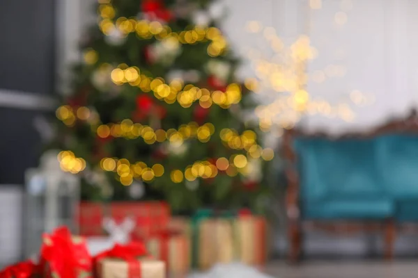 Interior de la hermosa sala de estar con árbol de Navidad decorado, vista borrosa —  Fotos de Stock