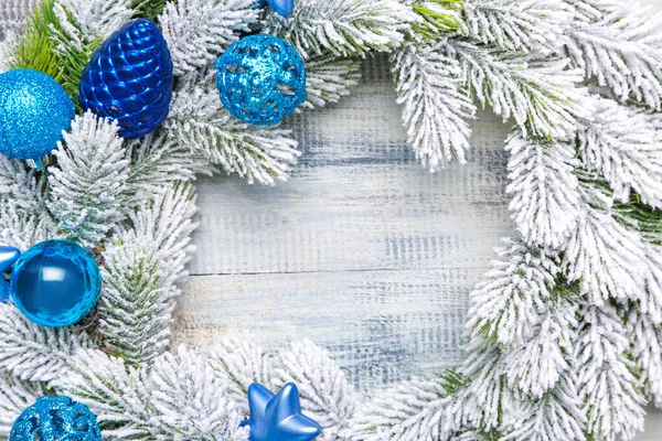 Hermosa corona de Navidad sobre fondo de madera —  Fotos de Stock