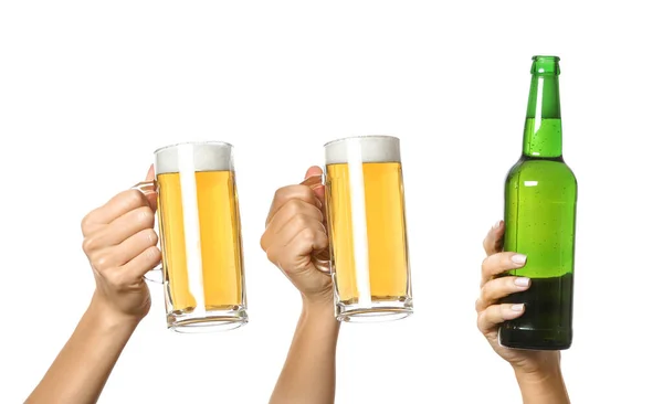 Mani con birra su sfondo bianco — Foto Stock