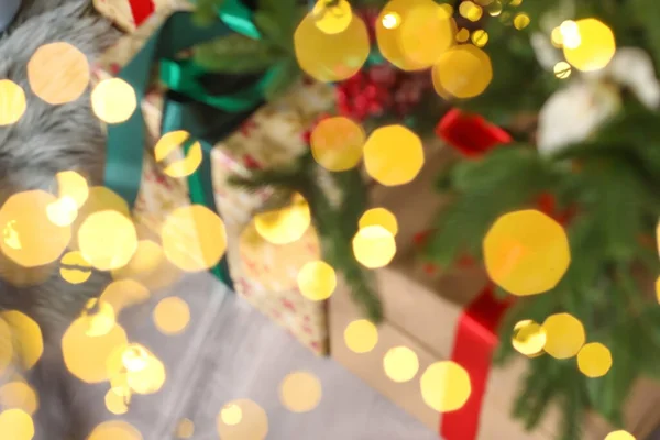 Karácsonyfa ajándékkal és gyönyörű bokeh hatás, közelkép — Stock Fotó