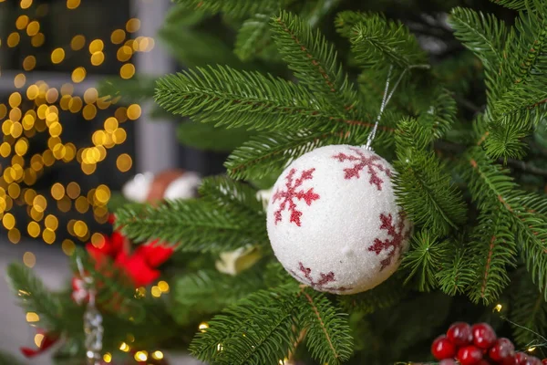 Schön geschmückter Weihnachtsbaum, Nahaufnahme — Stockfoto