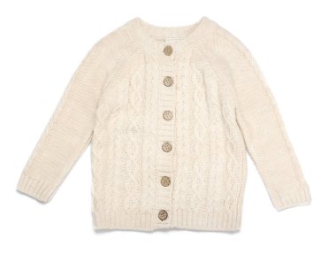 Beyaz arka planda şık örülmüş süveter