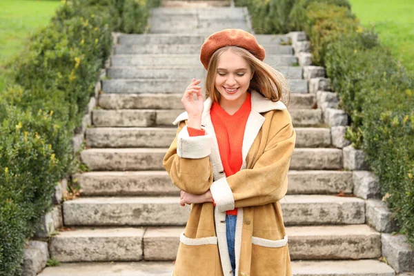 Vacker ung kvinna promenader utomhus — Stockfoto