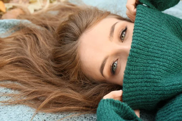 Portrait of stylish young woman lying on plaid — Stock Photo, Image