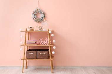 Güzel Noel çelengi dekorlu duvarda asılı.