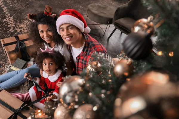 Família afro-americana feliz em casa na véspera de Natal — Fotografia de Stock