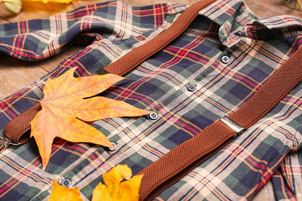 Stylische Herbst-Kinderkleidung mit Blättern auf dem Tisch, Nahaufnahme — Stockfoto