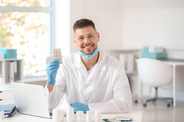 Médico con pastillas en la clínica —  Fotos de Stock