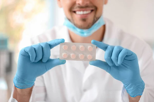 Doctor with pills in clinic, closeup — Stock Photo, Image