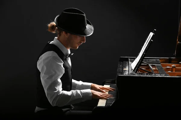 Hombre tocando el piano de cola en el concierto —  Fotos de Stock