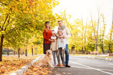 Mutlu aile ile köpek sonbahar park