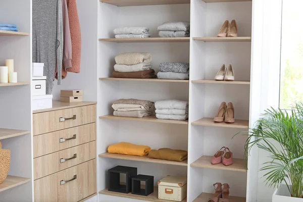 Шкаф с пачками чистой одежды — стоковое фото