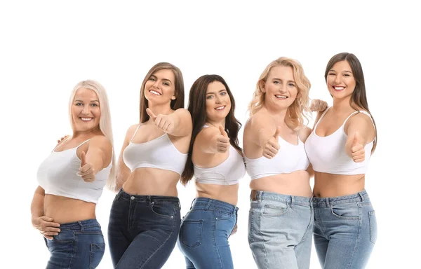 Grupo de mulheres com corpo positivo mostrando polegar para cima no fundo branco — Fotografia de Stock
