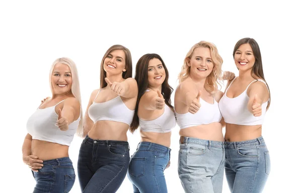 Gruppe körperpositiver Frauen zeigt Daumen nach oben auf weißem Hintergrund — Stockfoto