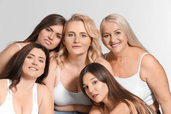 Gruppo di donne positive del corpo su sfondo grigio — Foto Stock