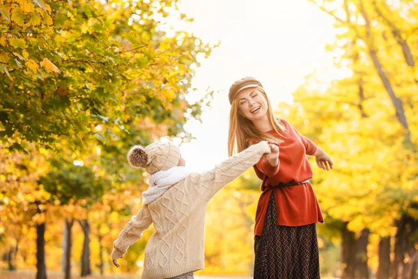 Happy mother and little daughter having fun in autumn park — ストック写真