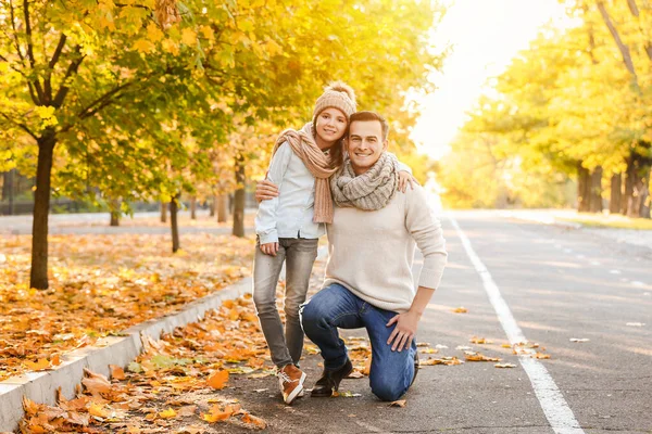 Портрет щасливого батька і маленької дочки в осінньому парку — стокове фото
