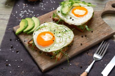 Lezzetli avokado sandviçi ve kızarmış yumurta.