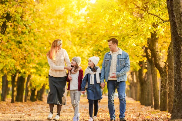 Felice passeggiata in famiglia nel parco autunnale — Foto Stock