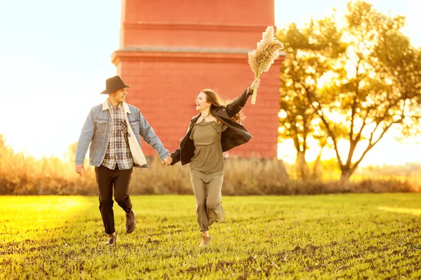 Glückliches junges Paar läuft auf dem Land — Stockfoto