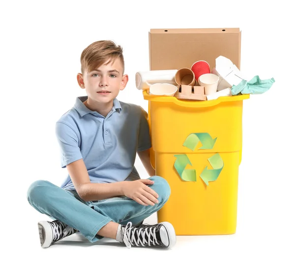 Menino e recipiente com lixo no fundo branco. Conceito de reciclagem — Fotografia de Stock