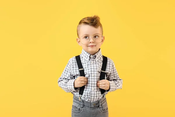 Retrato de menino elegante no fundo de cor — Fotografia de Stock