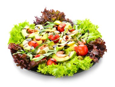 Plaka beyaz zemin üzerine lezzetli avokado salatası ile