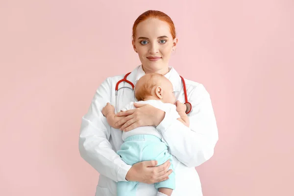 Pediatr s roztomilým dítětem na barevném pozadí — Stock fotografie