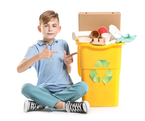 Kleine jongen en container met vuilnis op witte achtergrond. Concept van recycling — Stockfoto