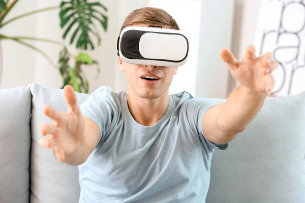 Giovane uomo con occhiali di realtà virtuale a casa — Foto Stock