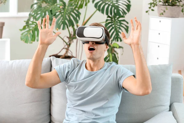 Junger Mann mit Virtual-Reality-Brille zu Hause — Stockfoto