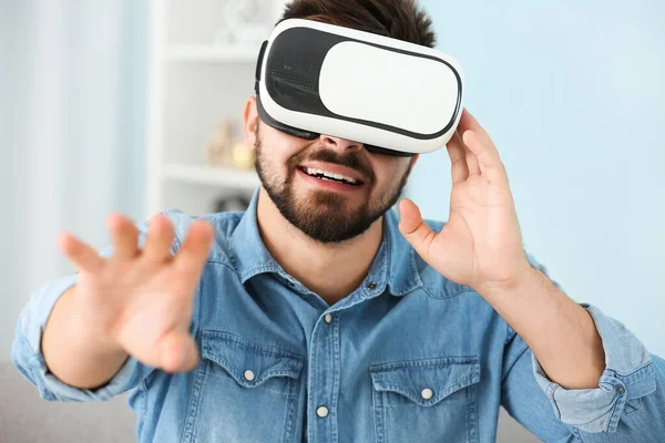 Giovane uomo con occhiali di realtà virtuale a casa — Foto Stock